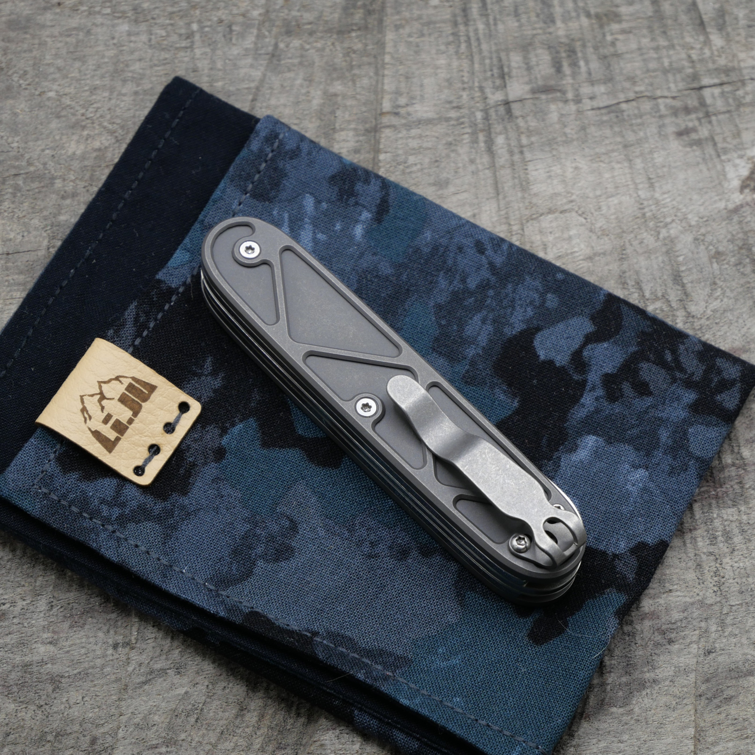 TITAN - TRIANGLE mit CLIP - dark wash - BLADELESS - Titan Grade 5  (Ti 6AI 4V)  - 93mm